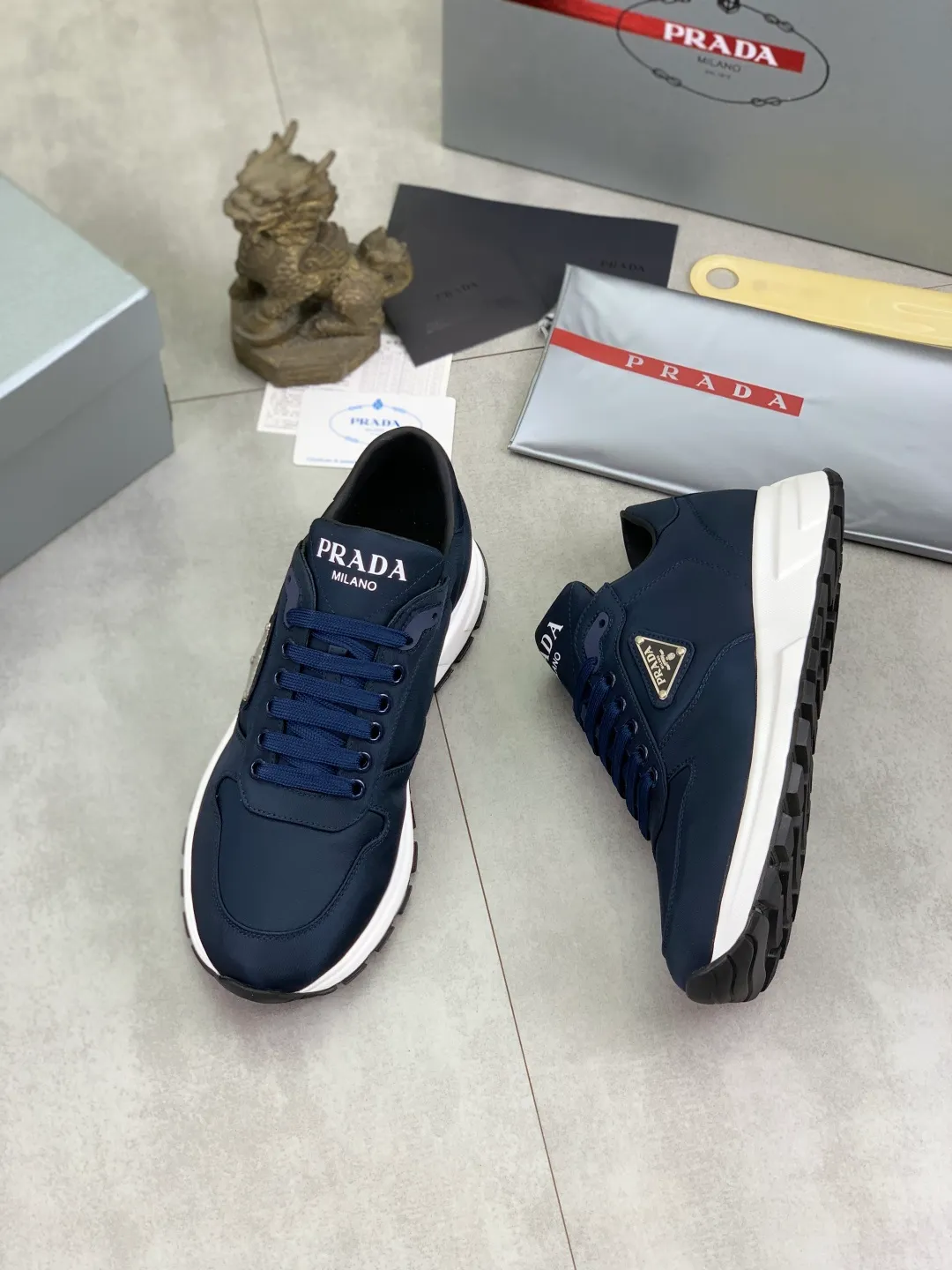 Men's shoes 💰P540 new (higher version) new PRADA (Prada) classic models are on the market at the same time, new men's shoes, 😘fabrics are selected from original imported calfskin. First layer of imported cowhide lining. The original version is awesome! 👍🏿Original open-molded non-slip PU outsole, with exquisite lines, simple and elegant, super comfortable and classy on foot, suitable for leisure travel. Code number: 38-45 (46 customized) 3️⃣ colors available
